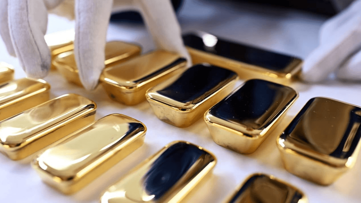 Gold hits fresh high in record-setting rally amid global uncertainties