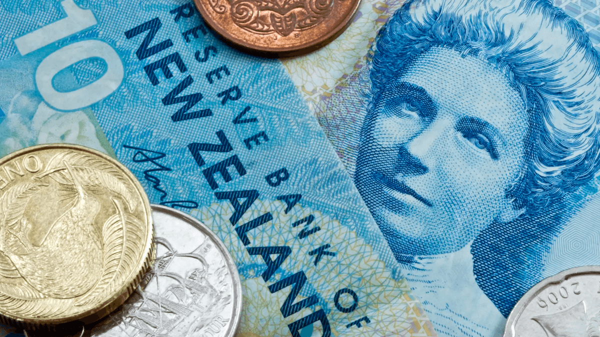 Dollar strengthens amid Ukraine tensions, New Zealand dollar declines due to central bank's rate cuts